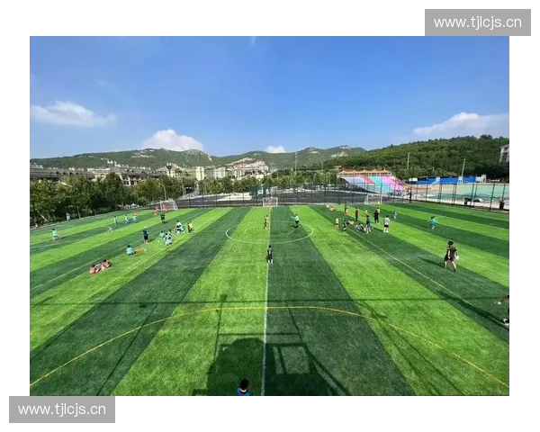 某校足球比赛精彩纷呈 赛场激战引发全校师生热烈关注 某校足球比赛精彩纷呈 赛场激战引发全校师生热烈关注