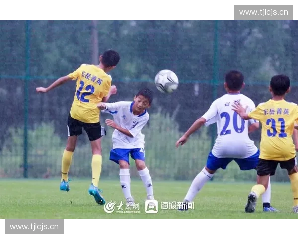 香港足球赛事激战正酣 本土球队迎战外援强队 激情碰撞见证球迷热情与荣誉